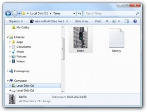 menyembunyikan teks di folder gambar